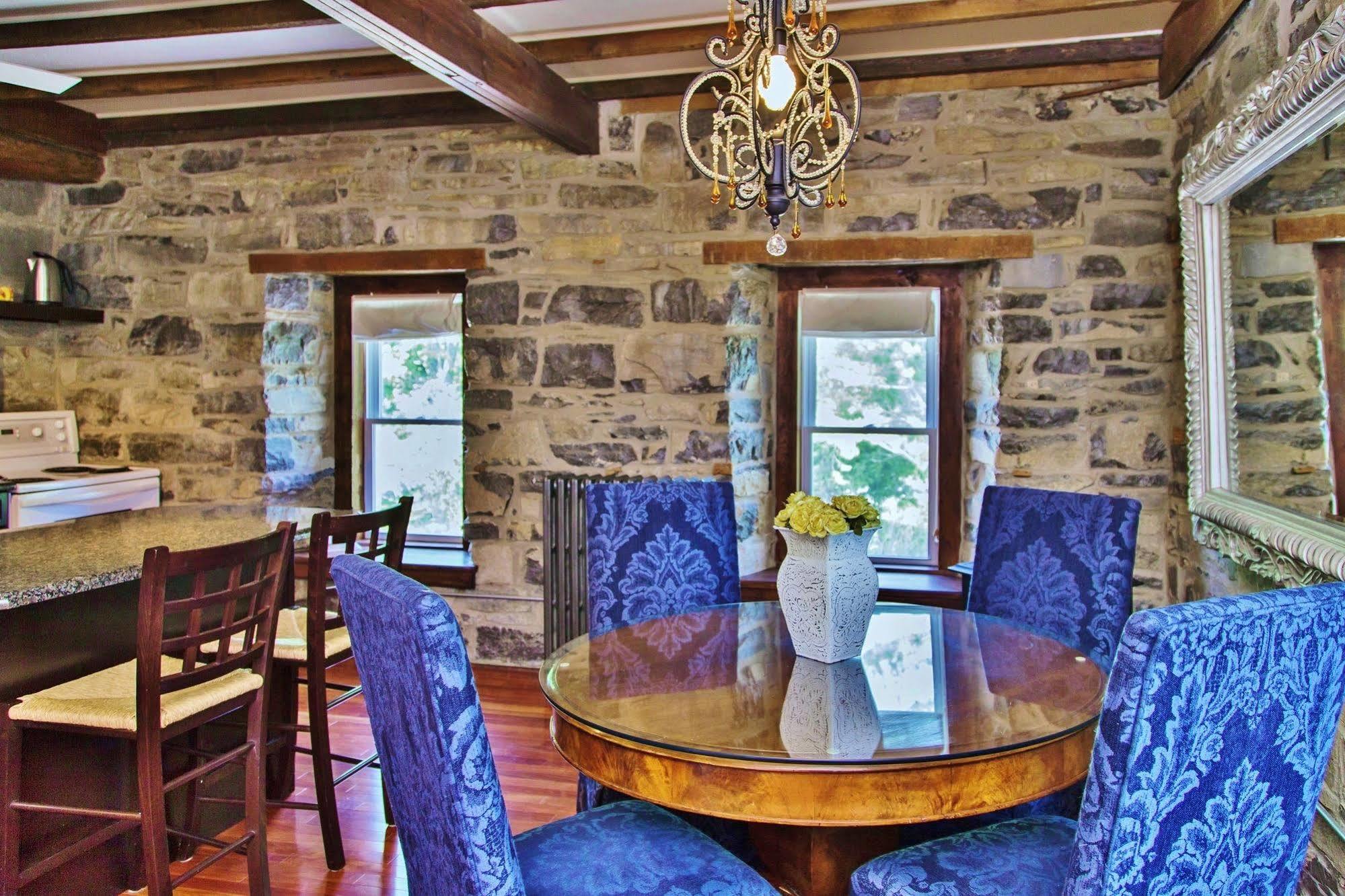 All Suites Whitney Manor Kingston Exterior foto